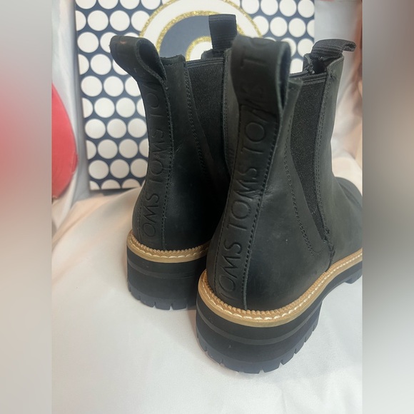 New TOMS Dakota Water-Resistant Chelsea Lug Booties - Picture 2 of 10